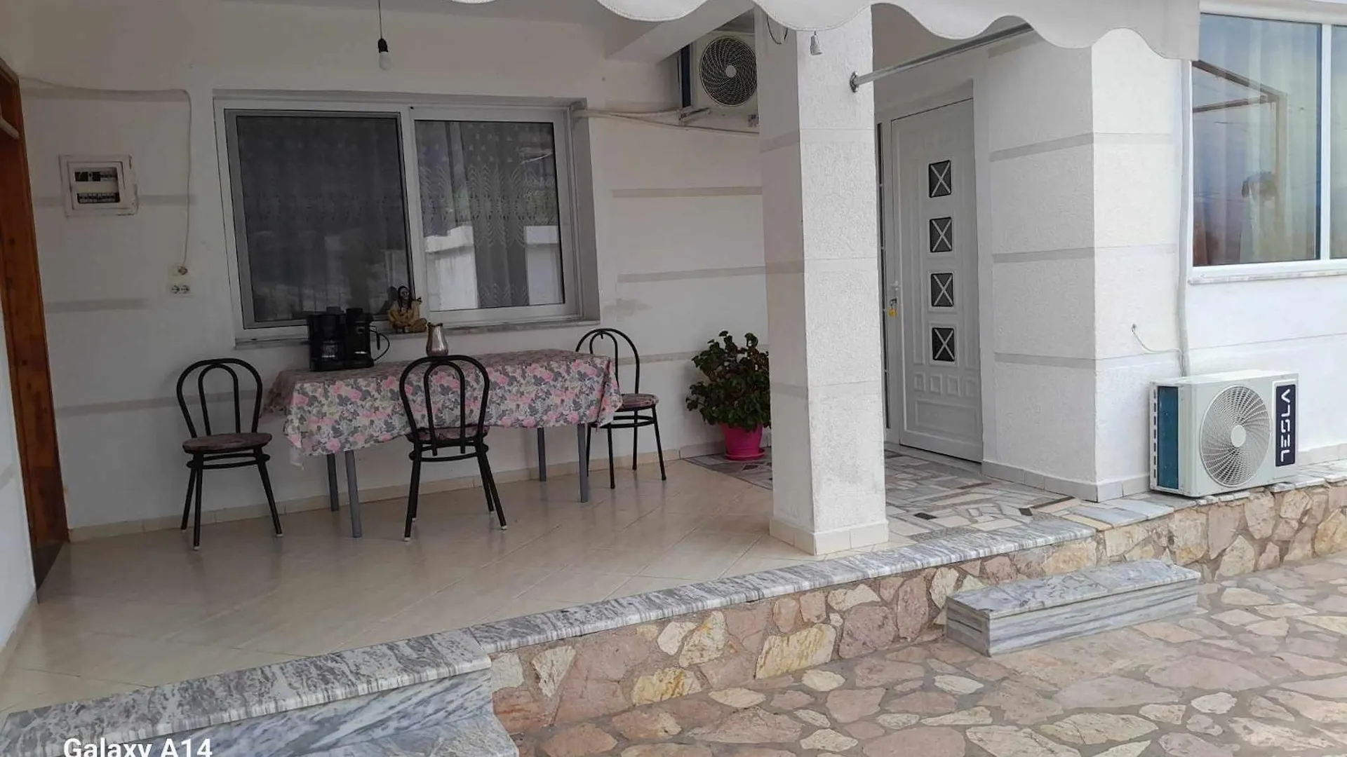 Flora'S Place Sarande Albania