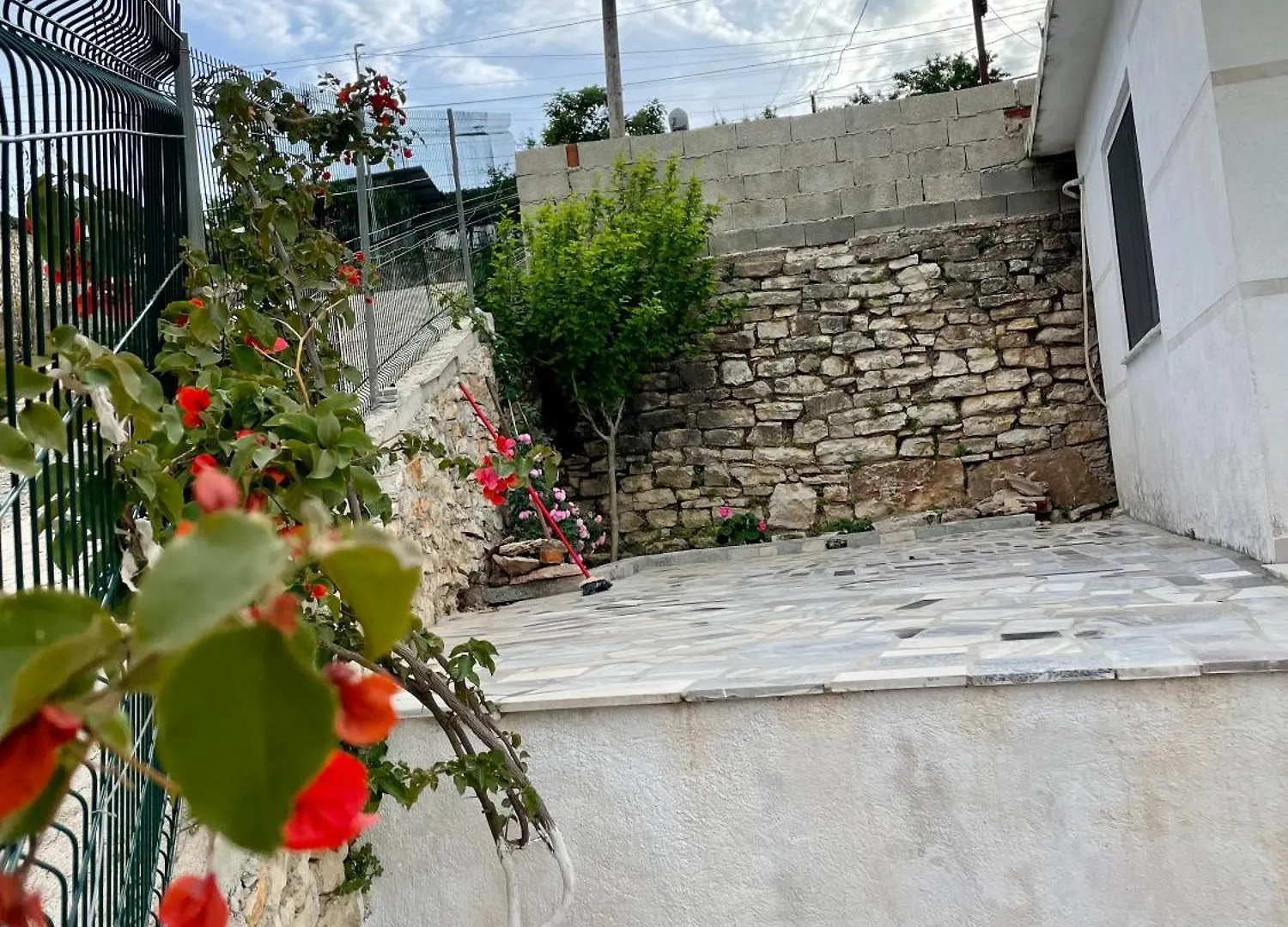 Flora'S Place Sarande